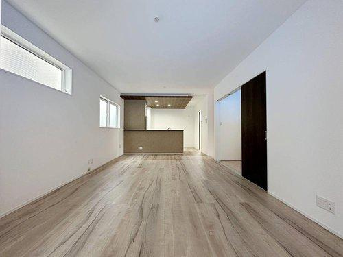 南区北大河町 No.2の居間・リビング|17.4帖の広々としたリビング☆
完成済のため365日ご案内可能♪
「今日見たい」にも対応します！