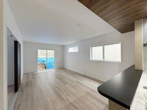 南区北大河町 No.2の居間・リビング|17.4帖の広々としたリビング☆
キッチンからはリビング全体を見渡せます♪