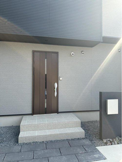 南区北大河町 No.2の玄関|防犯カメラ付き玄関ポーチ☆
屋根も付いており、雨が降っても濡れる心配はありません♪セキュリティ対策もばっちりです！