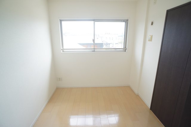 サンメゾン法隆寺の洋室