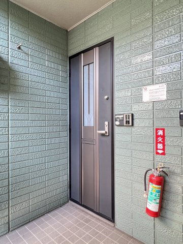 ヴィラ・メープルの玄関|TVドアホン付き