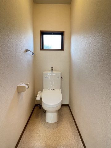 ヴィラ・メープルのトイレ|温水洗浄暖房便座・小窓付き