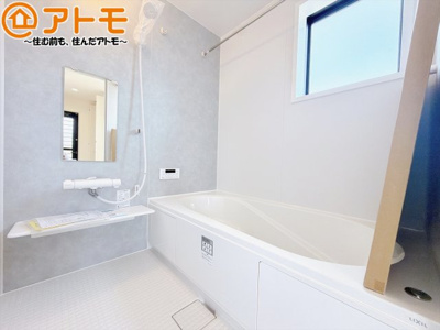 【浴室】 | 焼津市吉永4期　新築戸建　全1棟 | 浴室は落ち着いた色のパネルでゆったりと過ごせる空間です。お風呂で一日の疲れを癒しましょう♪