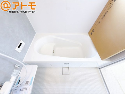 【浴室】 | 焼津市吉永4期　新築戸建　全1棟 | お子様やお年寄りが使いやすいだけでなく、半身浴にも便利なベンチタイプの湯舟です。お湯の節約にも！