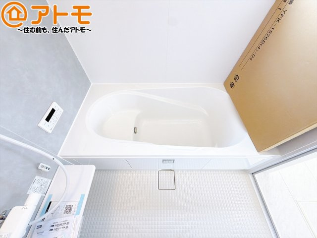 【浴室】 | 焼津市吉永4期　新築戸建　全1棟 | お子様やお年寄りが使いやすいだけでなく、半身浴にも便利なベンチタイプの湯舟です。お湯の節約にも！
