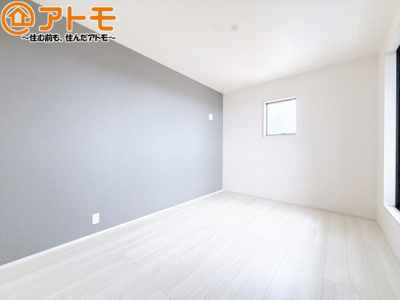 【寝室】 | 焼津市吉永4期　新築戸建　全1棟 | アクセントクロスが印象的なお部屋です。お気に入りの家具に囲まれてゆったり過ごしたいですね♪