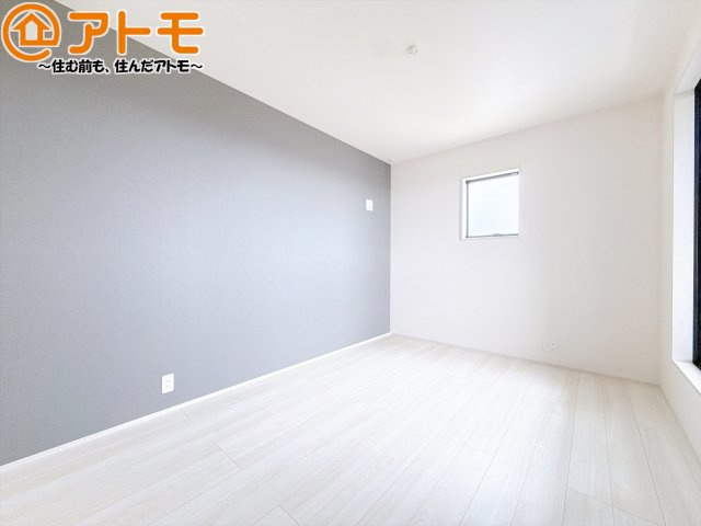 【寝室】 | 焼津市吉永4期　新築戸建　全1棟 | アクセントクロスが印象的なお部屋です。お気に入りの家具に囲まれてゆったり過ごしたいですね♪