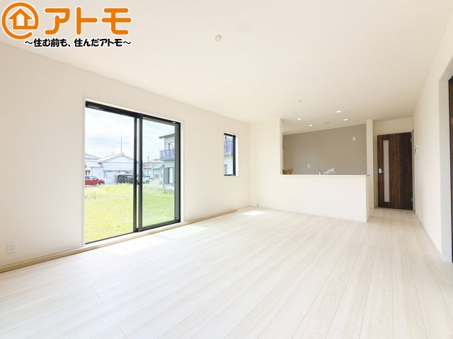 【居間・リビング】 | 焼津市吉永4期　新築戸建　全1棟 | 家族団らんのイメージは、リビングを思い浮かべませんか？リビングこそ広々としたお部屋が良いですね♪