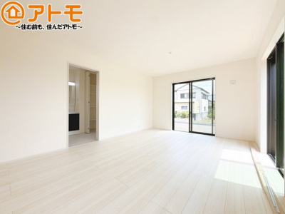 【居間・リビング】 | 焼津市吉永4期　新築戸建　全1棟 | 日当たりのよいリビングは、一年を通してぽかぽかとしています。家族が自然と集まる空間になりそうですね♪