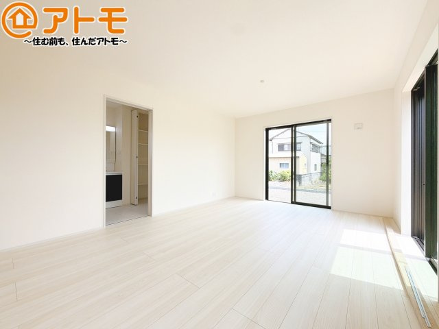 【居間・リビング】 | 焼津市吉永4期　新築戸建　全1棟 | 日当たりのよいリビングは、一年を通してぽかぽかとしています。家族が自然と集まる空間になりそうですね♪