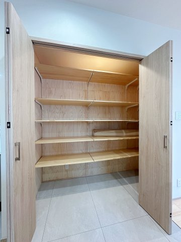 熊野町中溝5丁目 No.8の収納|収納力のある大型カップボード☆
備え付けのため耐震性が高く地震の際にも倒れてくる心配はありません♪
キッチンと同じカラーリングのため統一感もあります！(No.14参考写真)