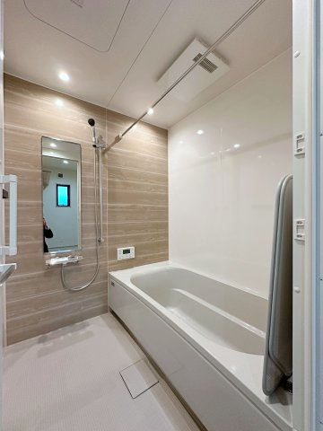 熊野町中溝5丁目 No.8の内装|2階ユーテリティホール☆
セカンドリビングとしても活用できるゆとりある空間で、LDKの吹き抜けと大きな窓が開放感を作り出しています♪
アルミアーム付きで室内干しもできます♪(No.14参考写真)