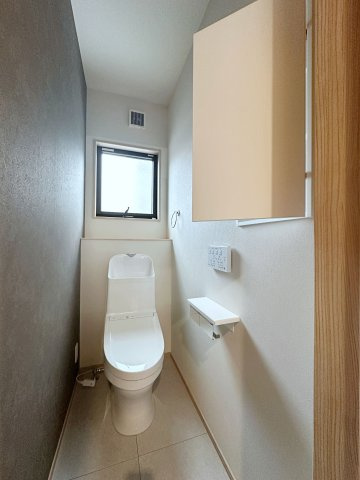 熊野町中溝5丁目 No.8の寝室|6帖の主寝室☆
ここにもアクセントとして無垢木材の化粧張りがされています。
更に全部屋が調光機能付きLEDのため好きな明るさで落ち着ける空間になるよう設計されています♪(No.14参考写真)