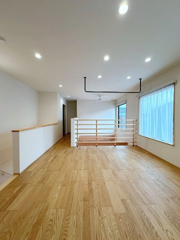 熊野町中溝5丁目 No.8の収納|主寝室のウォークインクローゼット☆
全て無垢木材の可動棚のため好きな配置に組み換え可能♪
無垢木材は調湿効果や消臭効果もありクローゼットにはぴったりです！(No.14参考写真)