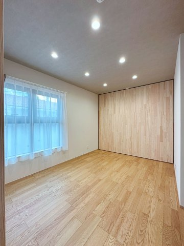 熊野町中溝5丁目 No.8のトイレ|1階ウォシュレットトイレ☆
トイレにもあると嬉しい扉付き収納があり、各階にトイレが設置されています！
(No.14参考写真)