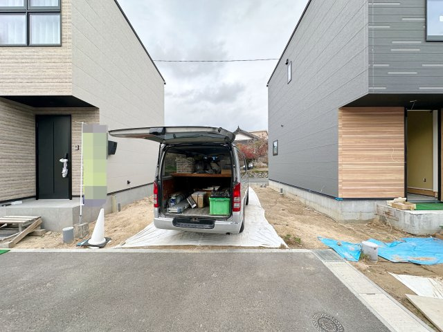 熊野町中溝5丁目 No.8の駐車場|車種により3〜4台駐車可能☆
広々とした駐車スペースは来客時や将来車の台数が増えた時も安心です♪