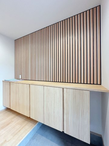 熊野町中溝5丁目 No.8の居間・リビング|無垢の木材を贅沢に使用したリビング☆
吹き抜け部分からはしっかりと陽があたり、シーリングファンにより空調の逃げも抑制されます！
まるで注文住宅のようなおしゃれなリビングです。(No.14参考写真)