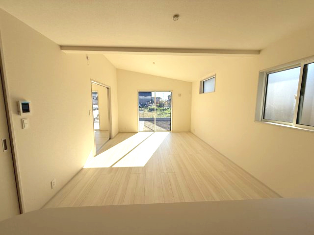 ブルーミングガーデン前橋市総社町植野　4号棟(平屋)の居間・リビング|カウンターキッチンなのでお料理をしながら会話もできます。
夕食の支度をしながら、お子様の様子も見られて自然と会話も増えますよ♪