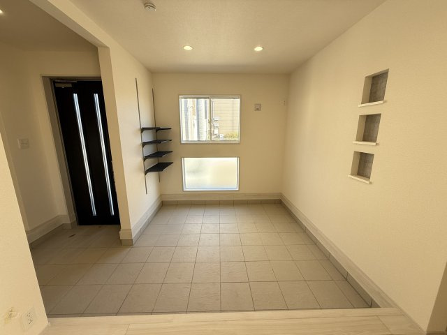 ブルーミングガーデン前橋市総社町植野　4号棟(平屋)のその他|玄関横のマルチエントランスです！広々しているのでペットスペースにしたり趣味の作業スペース等使い方は自由自在です。可動棚付きで収納もできますよ。