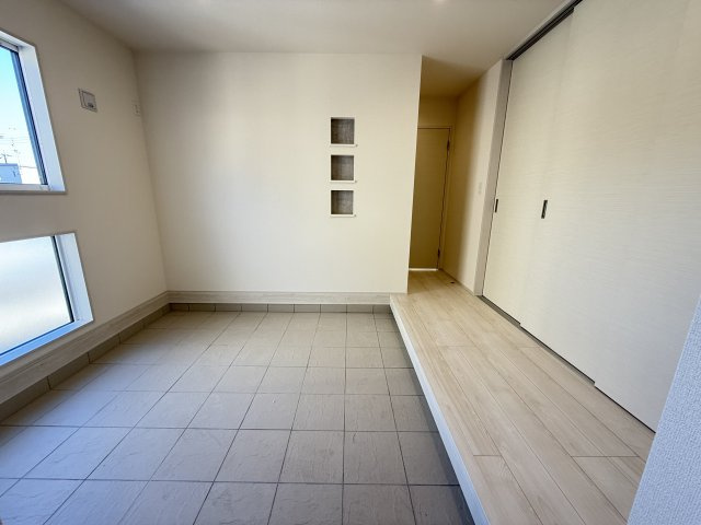 ブルーミングガーデン前橋市総社町植野　4号棟(平屋)のその他|扉をあけるとLDKとの広々した一体感を感じられます。アウトドア空間を演出☆