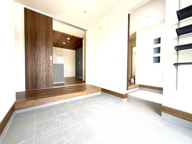 ブルーミングガーデン前橋市総社町植野　4号棟(平屋)のその他|扉をあけるとLDKとの広々した一体感を感じられます。アウトドア空間を演出☆