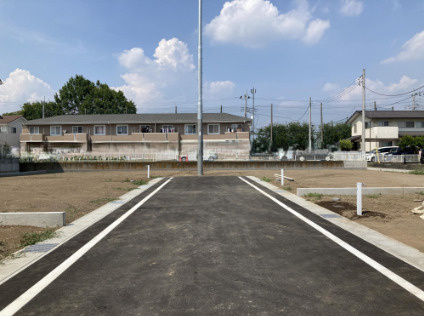 ブルーミングガーデン前橋市総社町植野　4号棟(平屋)の前面道路含む現地写真|前面道路も広々していてお車も出し入れしやすいですよ！