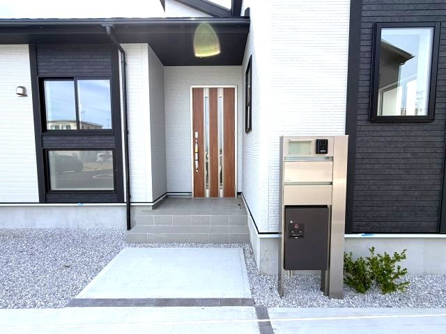 ブルーミングガーデン前橋市総社町植野　4号棟(平屋)の玄関|玄関には宅配ボックス＆モニター付きインターホンも標準装備
