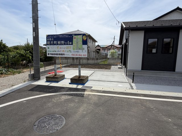 ブルーミングガーデン前橋市総社町植野　4号棟(平屋)の駐車場|駐車場3台駐車可能です。増設で5台まで駐車可能です。
前面道路も広々していて開放的な立地です。