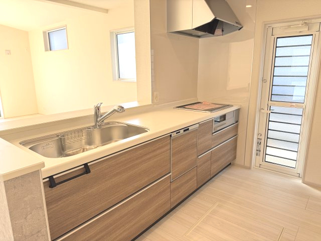 ブルーミングガーデン前橋市総社町植野　4号棟(平屋)のキッチン|人気のカウンターキッチン採用です☆ゴミ出しに便利な勝手口付き！
コンロも３口ご用意しています！調理スペースも広くストレスなくお料理できます。
浄水器つきなので美味しいお水も飲めますよ♪