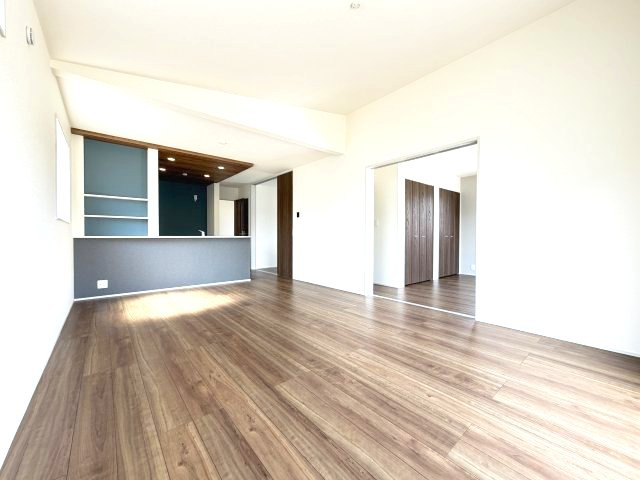 ブルーミングガーデン前橋市総社町植野　4号棟(平屋)の居間・リビング|18帖の広々リビング♪折り上げ天井の造りでおしゃれです♪人気の対面式キッチンを配した空間はお好みの家具も合わせやすく、家族がくつろぐ快適な空間造りをサポート。