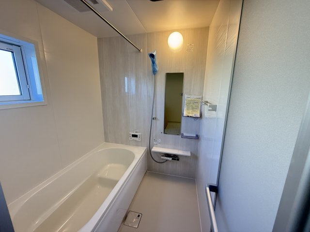 ブルーミングガーデン前橋市総社町植野　4号棟(平屋)の浴室|１坪タイプのフルオートバスです！
足を延ばして入れる広さなので一日の疲れも癒されますよ♪
室内物干しや浴室乾燥機もあるのでお天気の悪い日にはランドリースペースとしてもご利用できます！