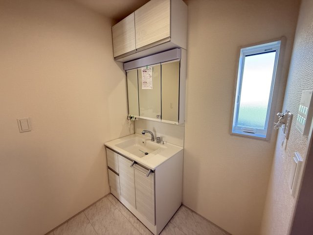 ブルーミングガーデン前橋市総社町植野　4号棟(平屋)の独立洗面台|シャワー水栓付き洗面台で朝の身支度もバッチリです！
洗面台には収納スペースもあり洗面室もすっきり片付きます。