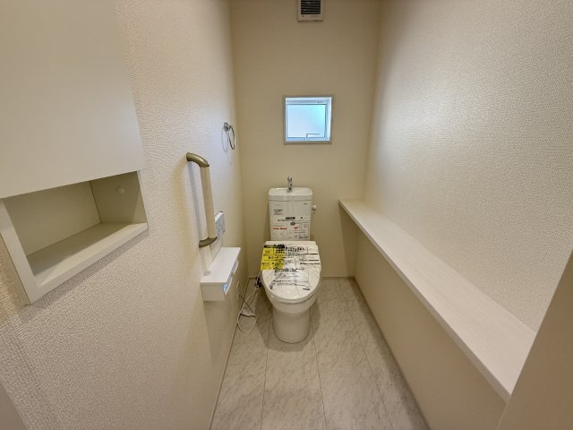 ブルーミングガーデン前橋市総社町植野　4号棟(平屋)のトイレ|1階トイレです。清潔感のある白を基調としています。
温水洗浄・便座暖房機能の付いた快適なトイレです☆
