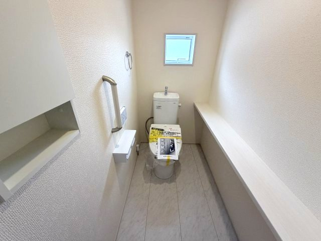 ブルーミングガーデン前橋市総社町植野　4号棟(平屋)のトイレ|1階トイレです。清潔感のある白を基調としています。
温水洗浄・便座暖房機能の付いた快適なトイレです☆
