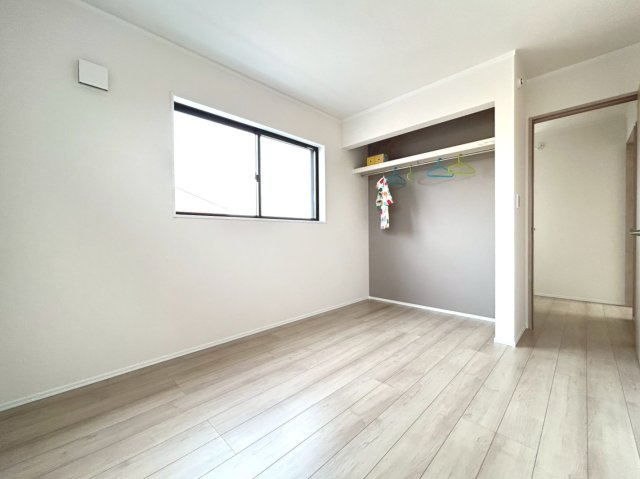 ダイマルタウン　一宮市西五城第4　全4区画分譲の洋室|全居室に大型収納を設置。窓ガラスは断熱性能や結露防止効果の高いLOW-E複層ガラスを採用しています。