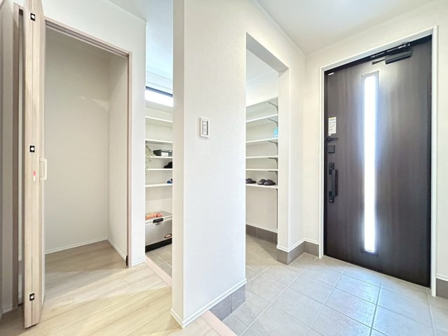 ダイマルタウン　一宮市西五城第4　全4区画分譲の玄関|シューズ収納付きで玄関周りもすっきり！玄関ドアからの光が玄関ホールを明るくしてくれます。