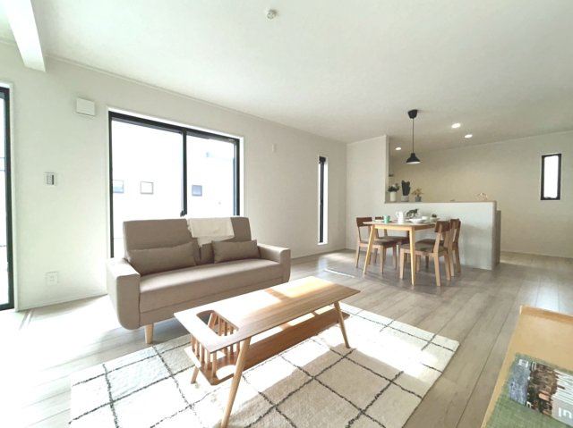 ダイマルタウン　一宮市西五城第4　全4区画分譲の居間・リビング|シンプルで温かみのあるナチュラルテイストのリビングダイニング。広々設計でゆとりのある空間です。