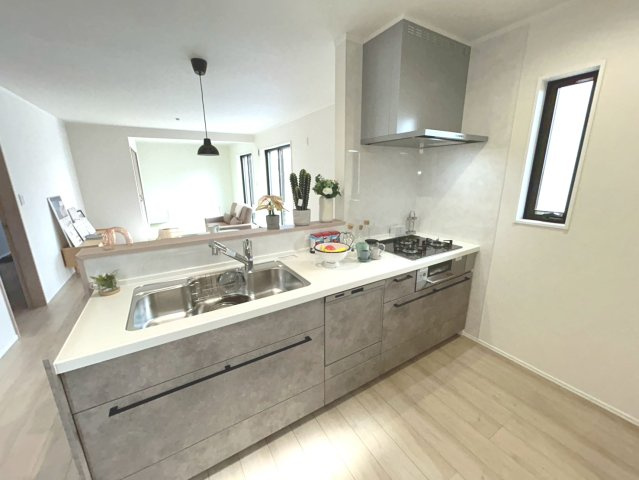 ダイマルタウン　一宮市西五城第4　全4区画分譲のキッチン|家事の時間短縮・節水にもなる食器洗い乾燥機付き。浄水器付き水栓で、いつでもきれいな水が使えます。　　