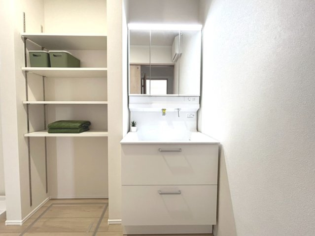 ダイマルタウン　一宮市西五城第4　全4区画分譲の独立洗面台|収納力と機能性に優れた、お手入れラクラク三面鏡洗面化粧台です。朝の身支度もスムーズにできます。
