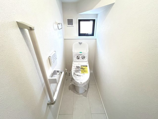 ダイマルタウン　一宮市西五城第4　全4区画分譲のトイレ|新素材「アクアセラミック」は、便器洗浄やお掃除をするたび汚物を浮かせて洗い流すのでお掃除楽々です。