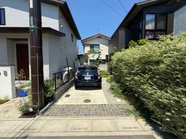 【中古】鶴ヶ島市下新田美麗中古住宅の駐車場|駐車スペース