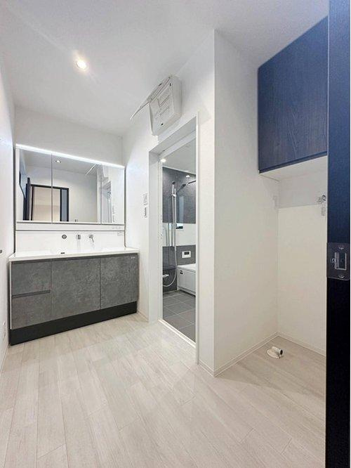 府中町浜田2丁目 No.1の洗面所|シャワー付き洗面化粧台☆
洗面台にシャワー機能が付いたもので、シャンプーなども行える多機能洗面台です。また、顔や手を洗うためだけではなく、シャワー付き洗面台を使えば手洗い洗濯などでも利用できます♪