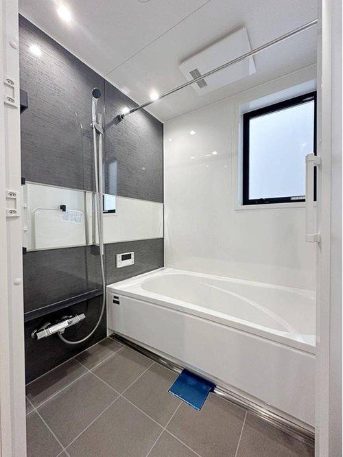 府中町浜田2丁目 No.1の浴室|浴室乾燥機気付き1坪タイプの浴室☆
ユニットバスは、気密性にも優れています。そのため、冬場でもお湯が冷めにくく、暖かい空間を維持することができます。