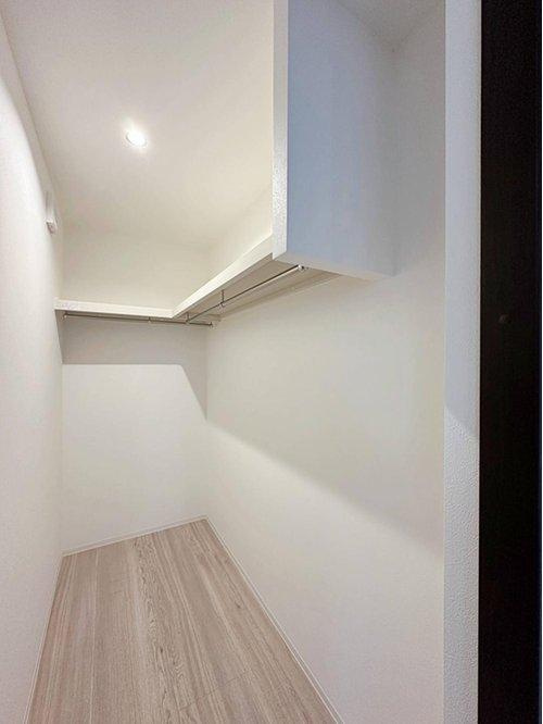 府中町浜田2丁目 No.1の収納|全居室収納☆
7帖主寝室はたくさん収納できるウォークインクローゼットです♪