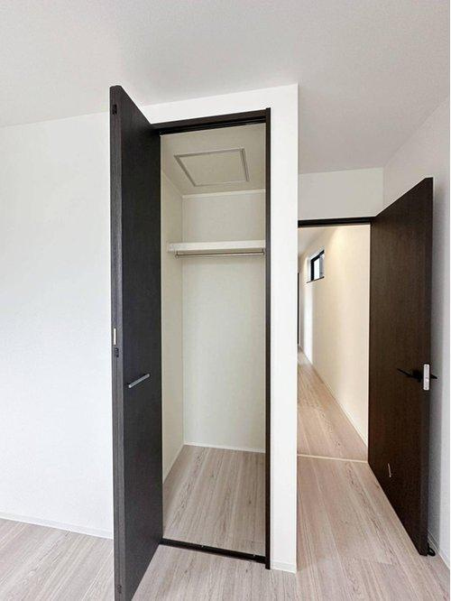 府中町浜田2丁目 No.1の収納|全居室収納☆
5.8帖洋室のクローゼットです♪