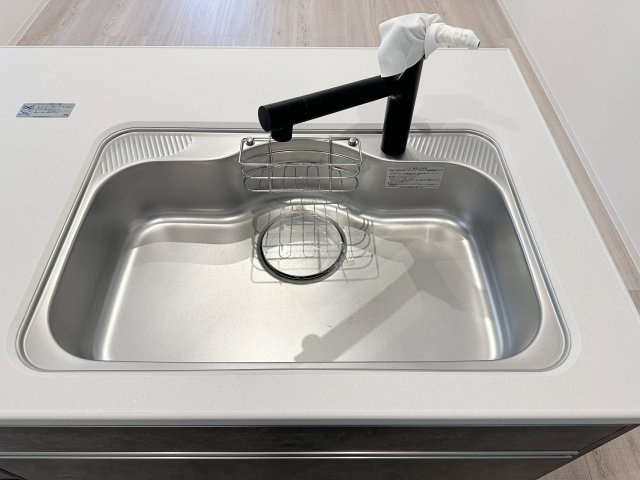 府中町浜田2丁目 No.1のキッチン|浄水機能付きステンレスシンク☆
ステンレスシンクは傷や汚れに強く、お手入れも簡単で使いやすいです♪
さらにワンタッチで浄水に切り替えができる為とても便利です！