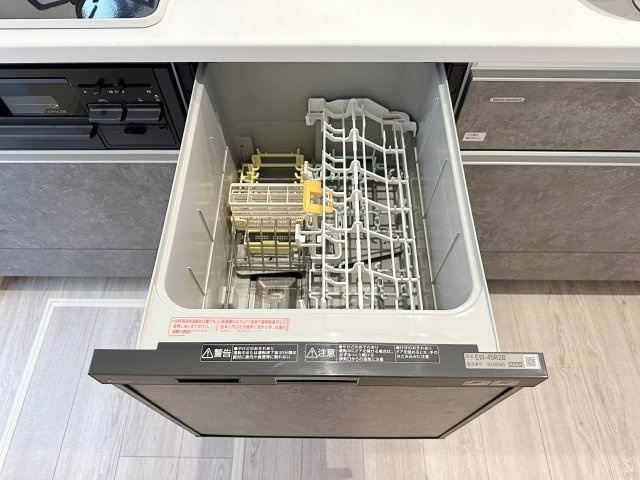 府中町浜田2丁目 No.1のキッチン|4人から5人分の食器洗浄乾燥機☆
水道代の節約にもなり、家事の時短もできる優れ物です♪
スライド式で上から全体が見えるため食器の出し入れもスムーズです♪