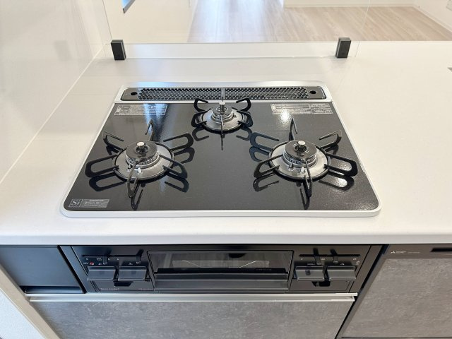 府中町浜田2丁目 No.1のキッチン|都市ガス仕様の3口ガスコンロ☆
高火力のバーナーが使用可能、調理器具を選ばないのがガスコンロ。停電時でも使用可能で安心です♪