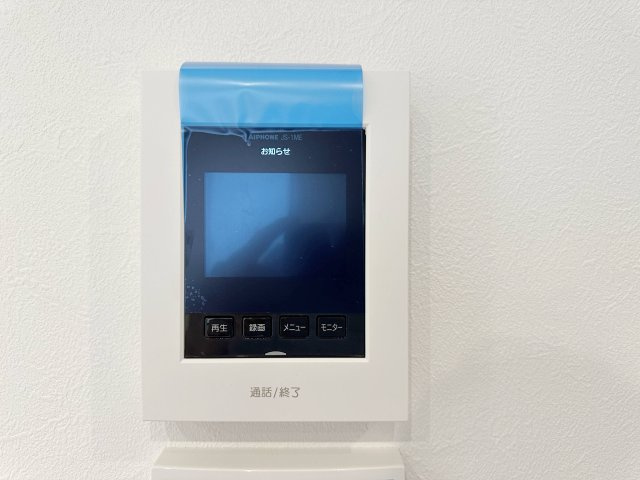 府中町浜田2丁目 No.1の防犯設備|ドアホン☆
来客があったとき、室内からカメラやマイクを使って相手や用件を確認できます。相手を事前に確認することができ、訪問販売対策や防犯面でも役に立つアイテムです♪