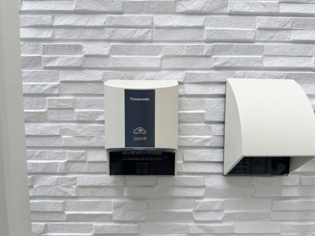 府中町浜田2丁目 No.1の設備|EV車用電源コンセント☆
日本国内でも、2030年代半ば頃を目標に、新車販売を全て電気自動車にすることが出来るように調整されているとも言われ、この先の環境変化に対応できるように設置されています。